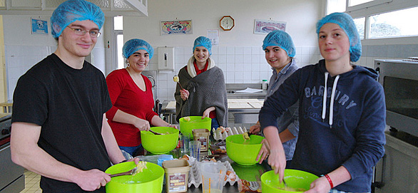 La cuisine. Préparation du repas par les élèves de l'École de Vie Don Bosco